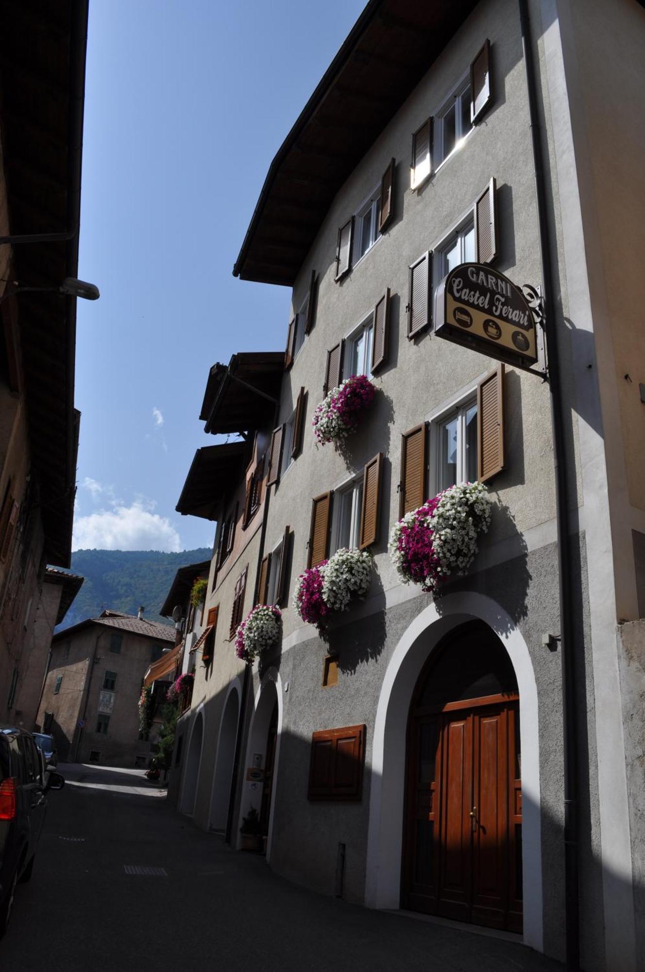 Hotel Garni Castel Ferari Tuenno Exterior foto