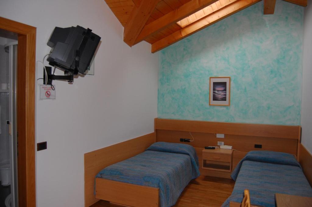 Hotel Garni Castel Ferari Tuenno Exterior foto